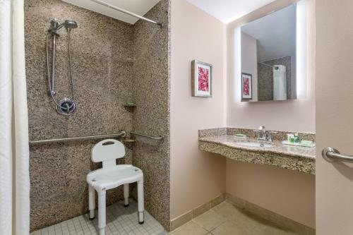 Winter Haven Gardens Inn Banquet Center — Bathroom
