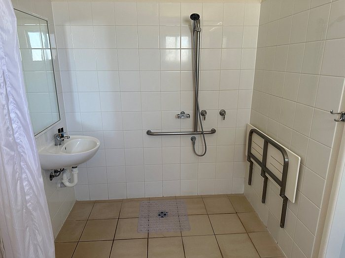 Winton Wanderers Caravan Park — Bathroom
