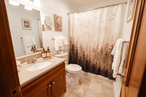 Winwood Inn Condominiums — Bathroom