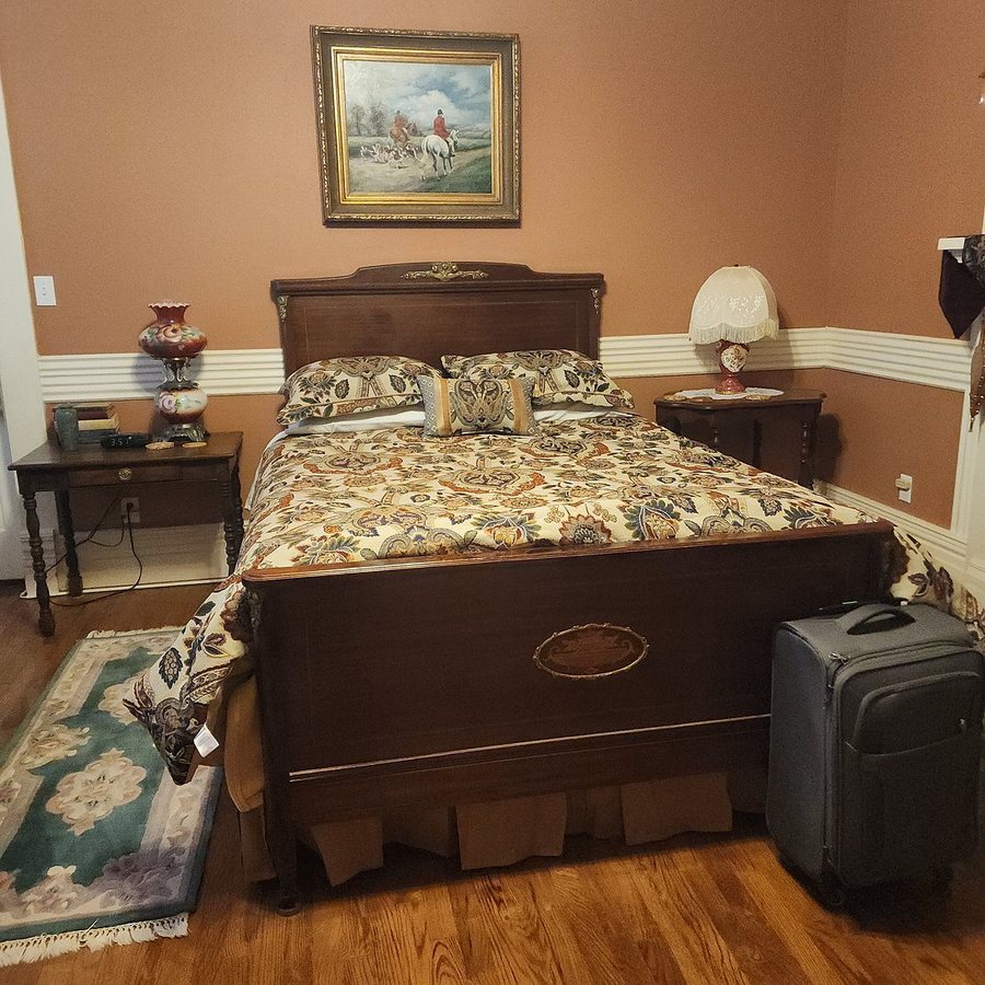 Woldert Spence Manor LLC — Guest room
