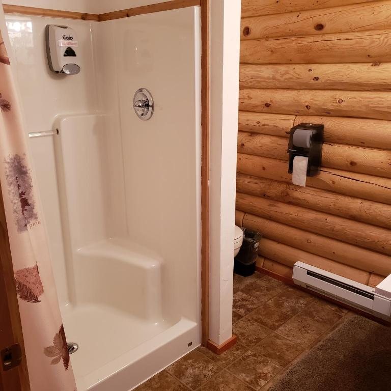 Wolf Den Log Cabin Motel RV Park — Bathroom