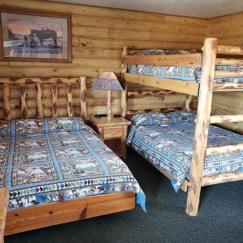 Wolf Den Log Cabin Motel RV Park — Guest room