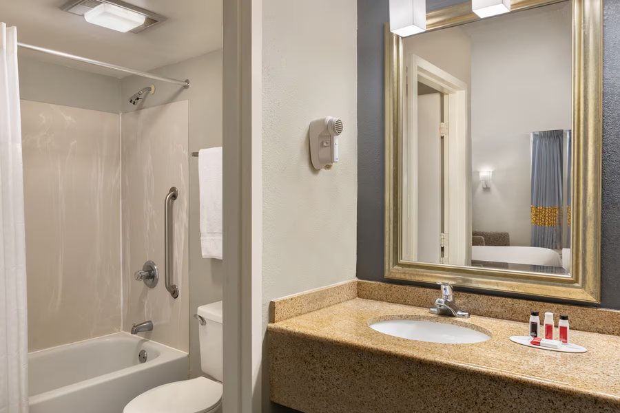 Wolfjaw Lodge — Bathroom