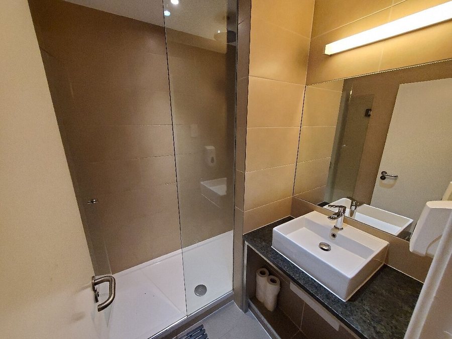 Wombat s City Hostel London — Bathroom