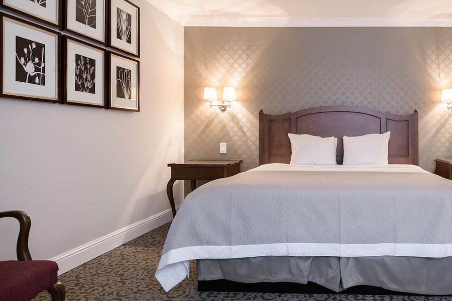Woodcrest Hotel — Guest room