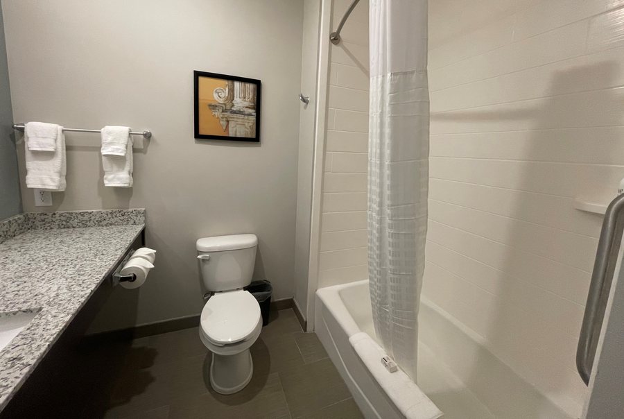 Woodland Plantation A Country Inn Port Sulphur Louisiana — Bathroom