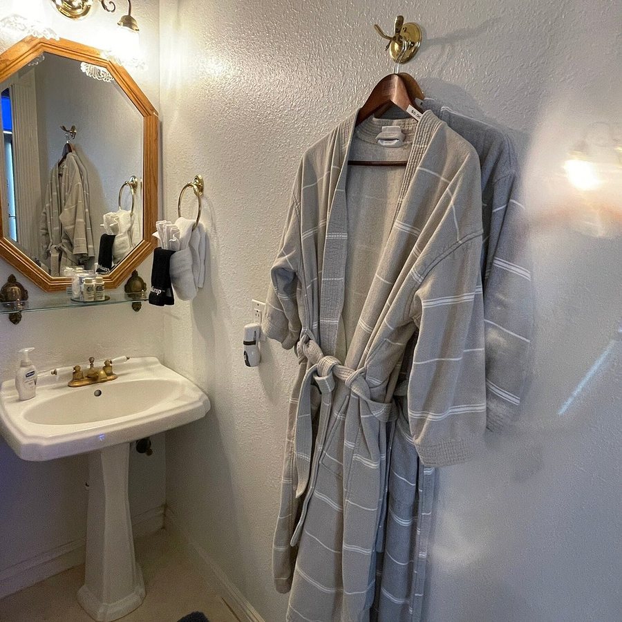Woodrow House Bed and Breakfast — Bathroom