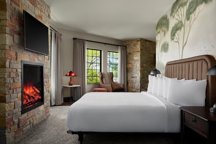 Woodside Dells Hotel Suites — Guest room