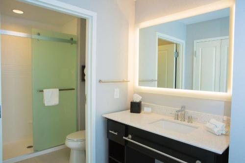WoodSpring Suites Allentown Bethlehem — Bathroom