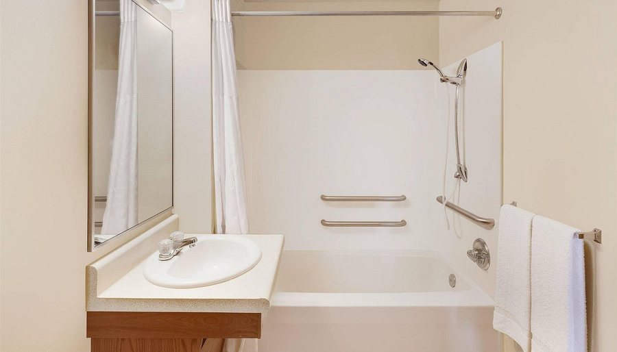 WoodSpring Suites Ankeny — Bathroom