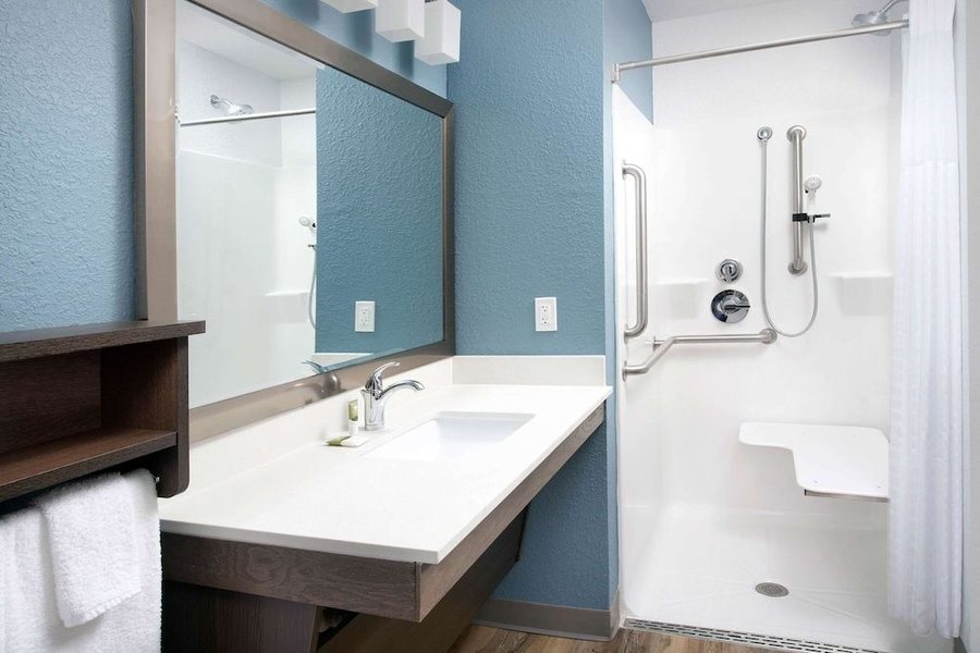 Woodspring Suites Austin Central — Bathroom