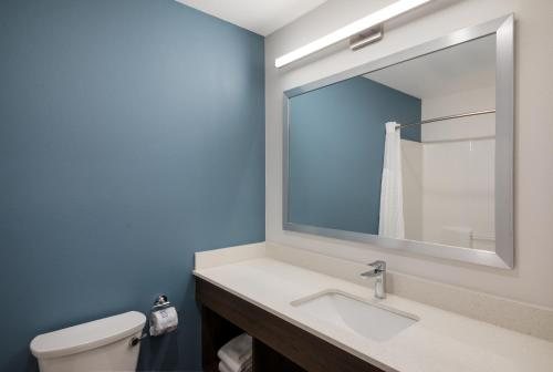 WoodSpring Suites Austin North I 35 — Bathroom