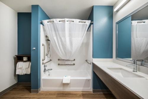 WoodSpring Suites Bakersfield — Bathroom