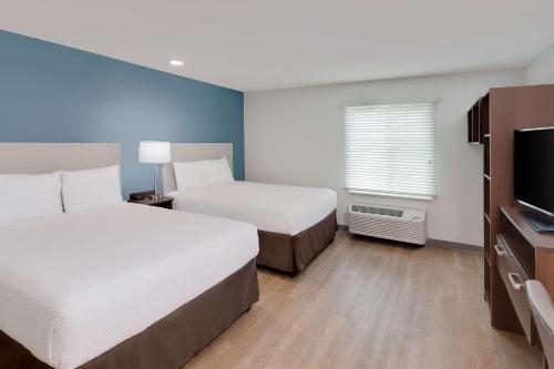 WoodSpring Suites Bakersfield — Guest room