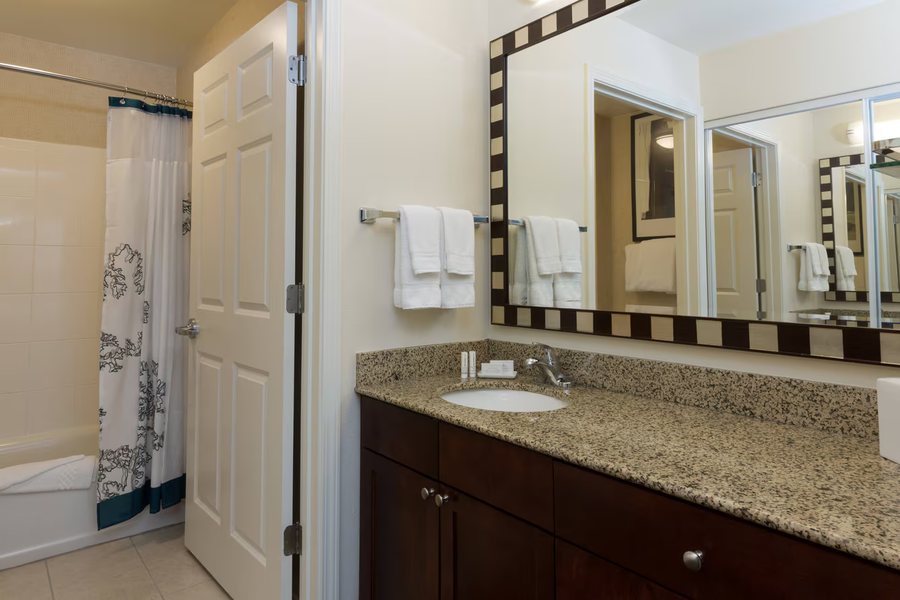 WoodSpring Suites Baton Rouge East — Bathroom
