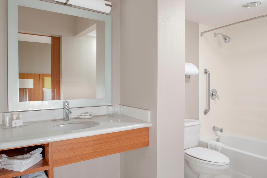 WoodSpring Suites Cincinnati Fairfield — Bathroom