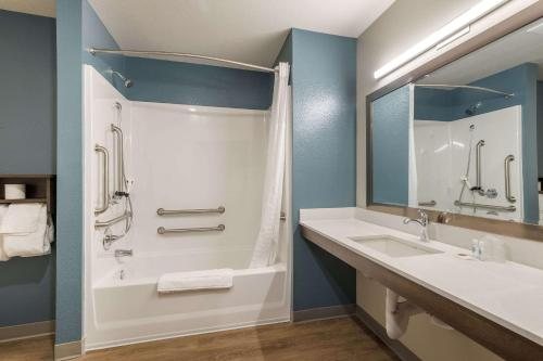 Woodspring Suites Colton — Bathroom