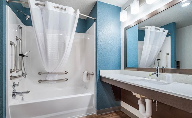 Woodspring Suites Davenport — Bathroom