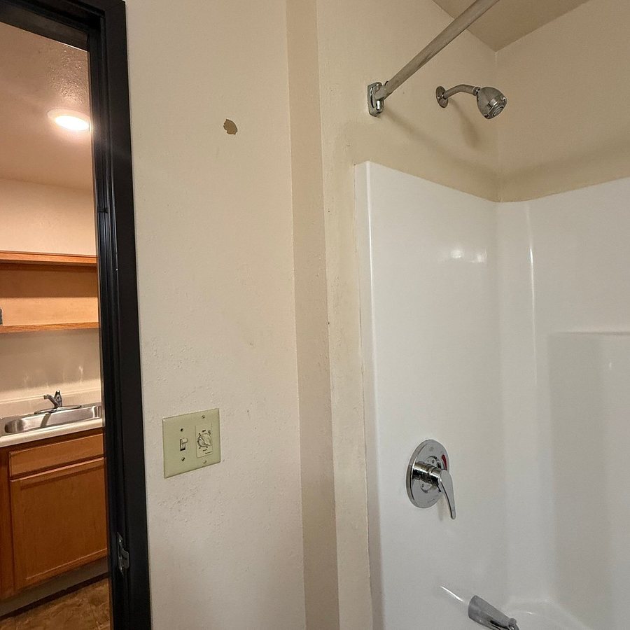 WoodSpring Suites Fort Wayne — Bathroom