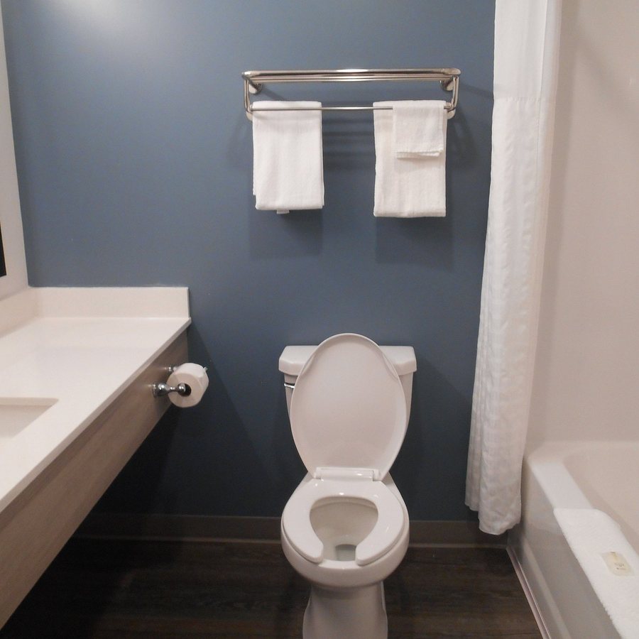 WoodSpring Suites Grand Rapids Holland — Bathroom