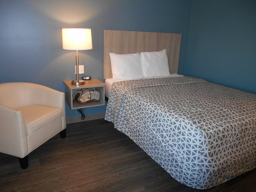 WoodSpring Suites Grand Rapids Holland — Guest room