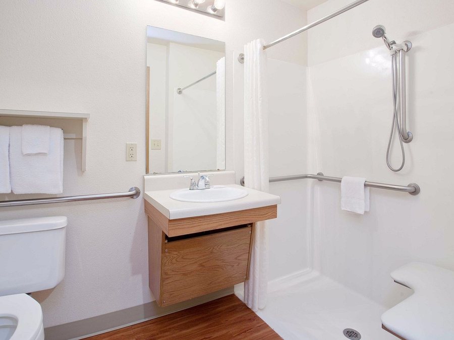 WoodSpring Suites Greenville Central — Bathroom