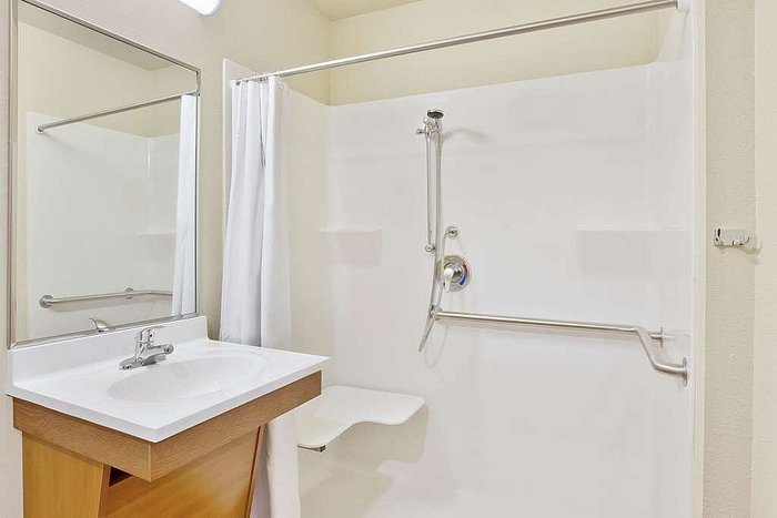 WoodSpring Suites Houston I 45 Airtex — Bathroom