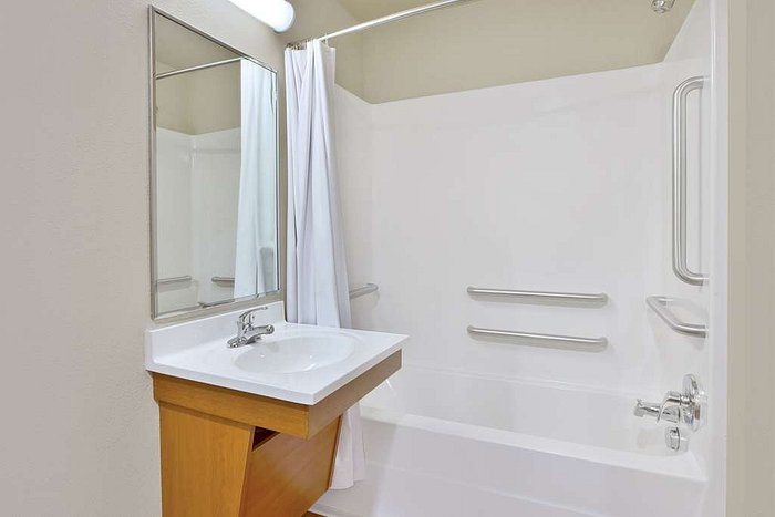 WoodSpring Suites Jacksonville Campfield Commons — Bathroom