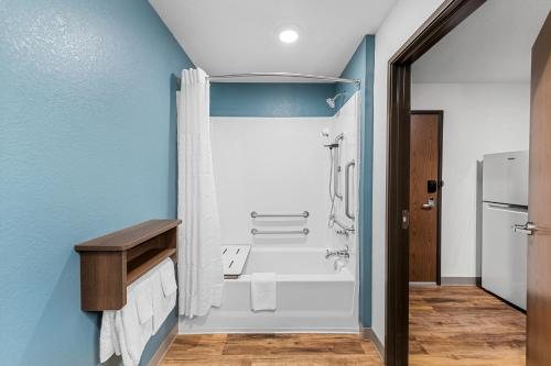 WoodSpring Suites Kansas City Liberty — Bathroom