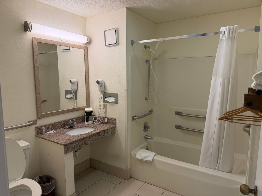 WoodSpring Suites Lafayette — Bathroom