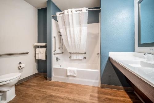 WoodSpring Suites Miami Southwest — Bathroom