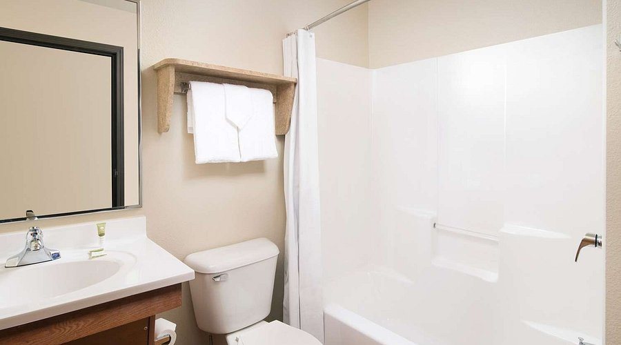 WoodSpring Suites Odessa — Bathroom