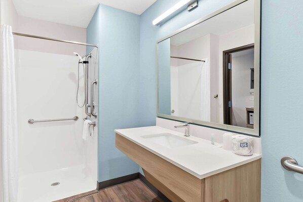 Woodspring Suites Pensacola West — Bathroom