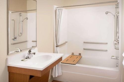 WoodSpring Suites Richmond West I 64 — Bathroom
