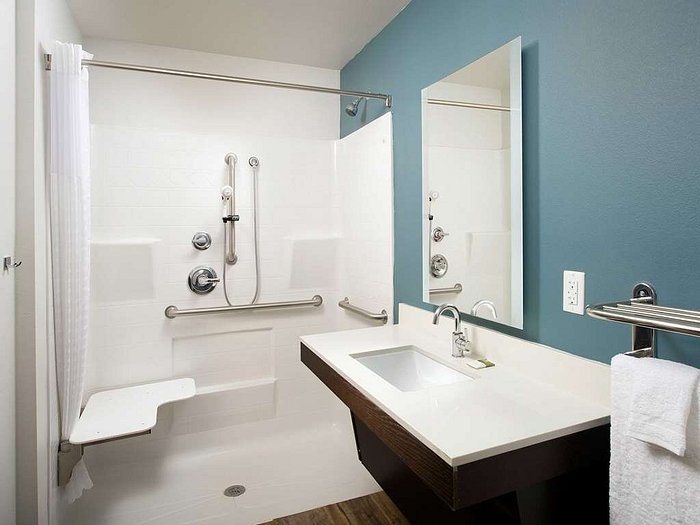 WoodSpring Suites San Antonio South — Bathroom