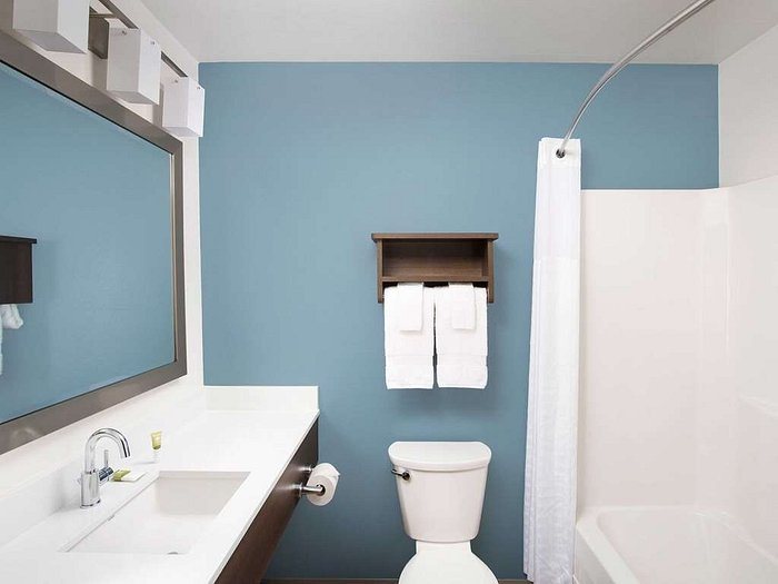 WoodSpring Suites San Antonio Stone Oak — Bathroom