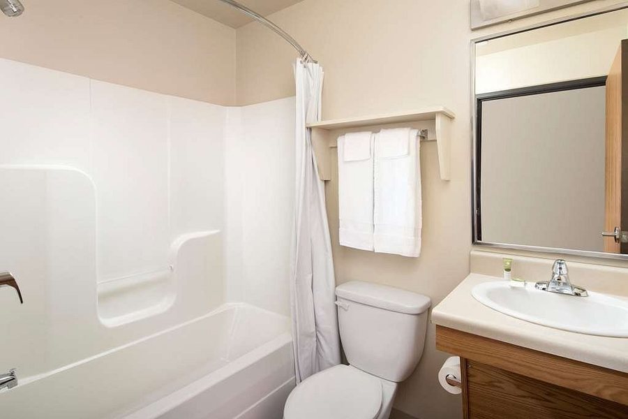 Woodspring Suites St Louis Arnold — Bathroom