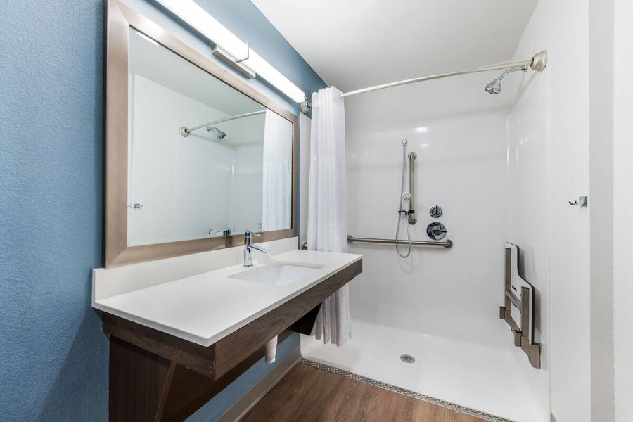 Woodspring Suites Tampa Airport North Veterans Expressway — Bathroom