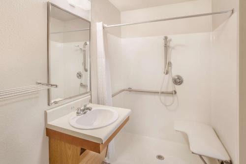 WoodSpring Suites Tyler — Bathroom