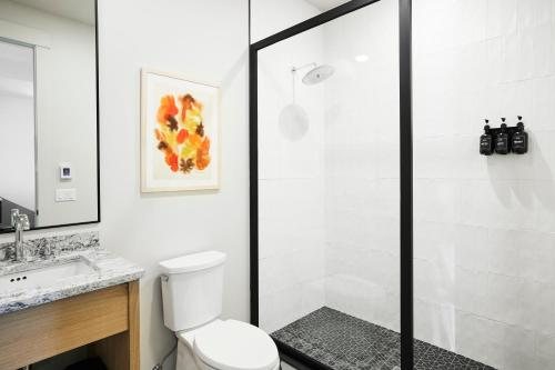 Woodstock Way Hotel — Bathroom
