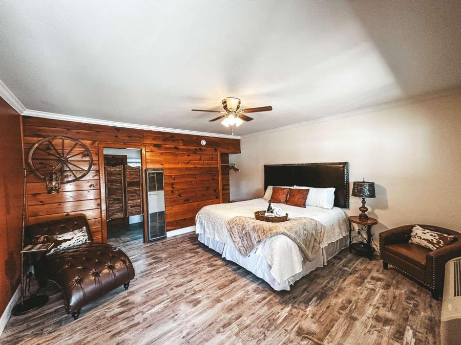 Woody Mountain Campground and Bed n Breakfast — Guest room