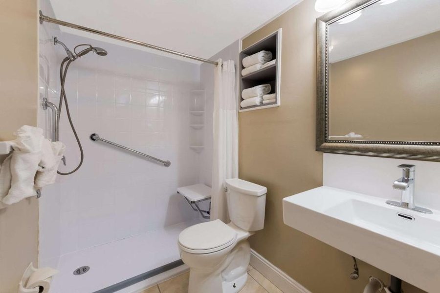 Work and Travel Lodge — Bathroom