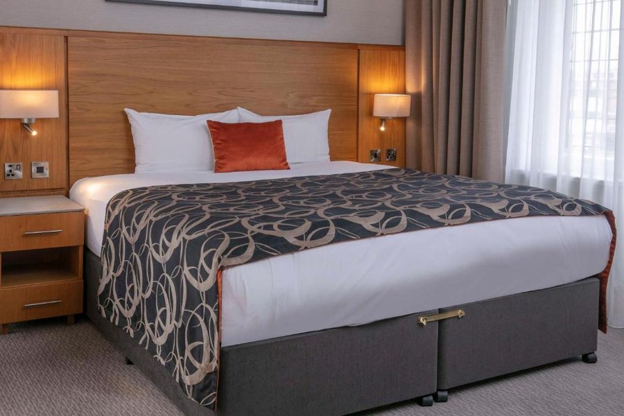 WorldHotels Distinctive The Crown London — Guest room