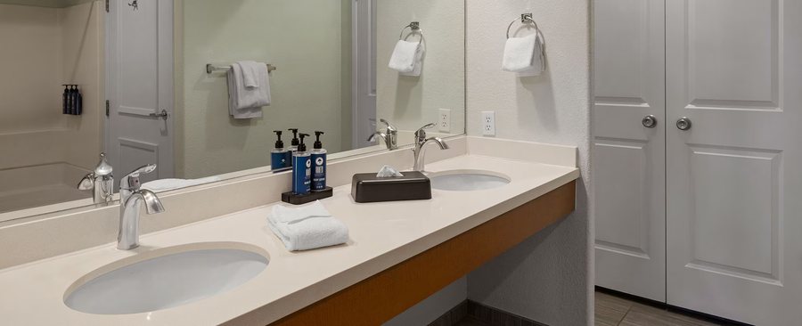 WorldMark Palm Springs Plaza Resort and Spa — Bathroom