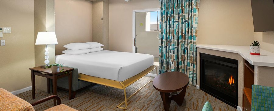 WorldMark Palm Springs Plaza Resort and Spa — Guest room