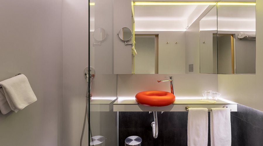 Wot Lisbon Nomad — Bathroom