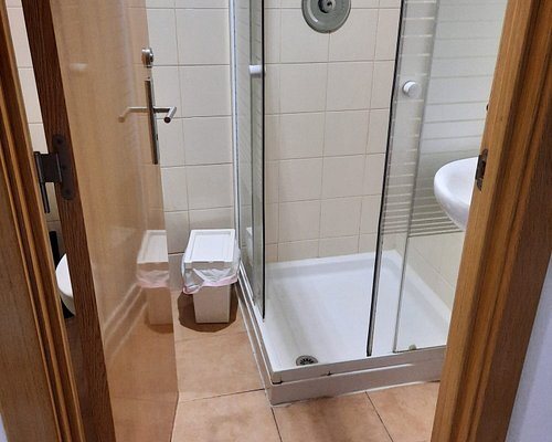 Wot New Lisbon Hostel — Bathroom