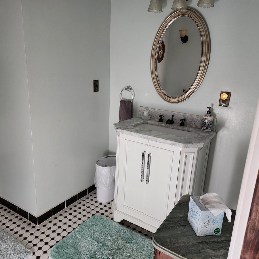 Wyatt s Hotel — Bathroom
