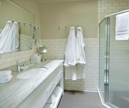 Wydown Hotel — Bathroom