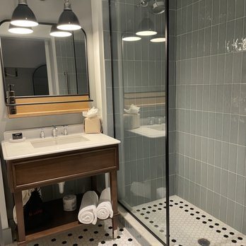 Wylie Hotel Atlanta Tapestry Collection By Hilton — Bathroom